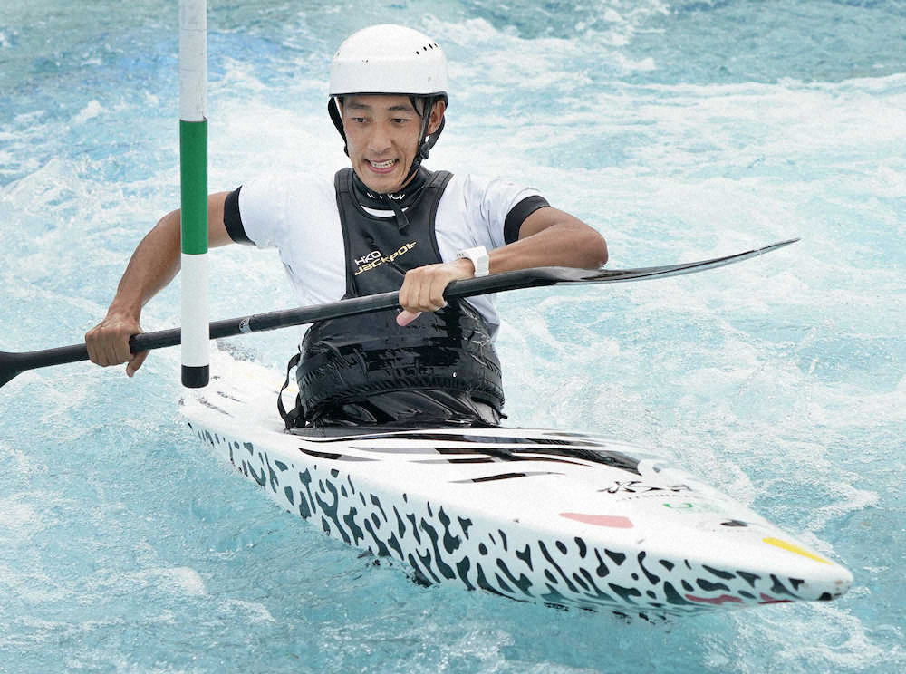 公開テストで国産カヌー「水走」の実戦艇を試乗する藤野浩太選手