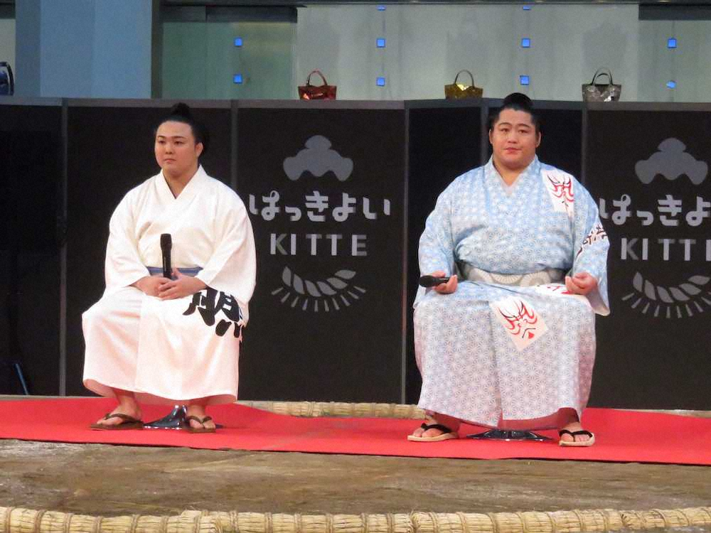 KITTE場所のトークショーに出演した炎鵬（左）と遠藤