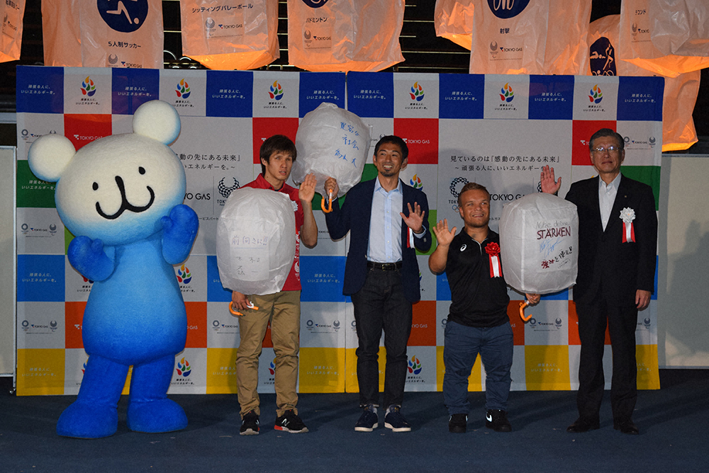 開会セレモニーにゲスト出演した（左から）木村敬一選手、為末大氏、ニコ・カッペル選手ら