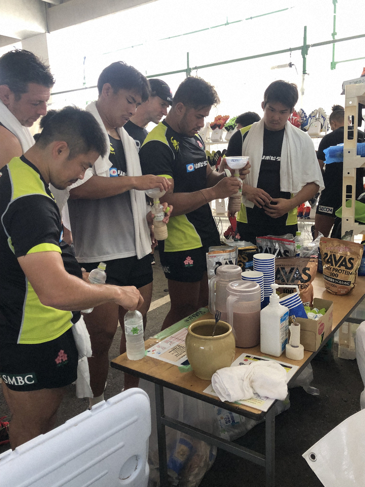 【画像・写真】姫野（右端）らラグビー日本代表は練習後にすかさず補食のプロテインやゼリーを摂取