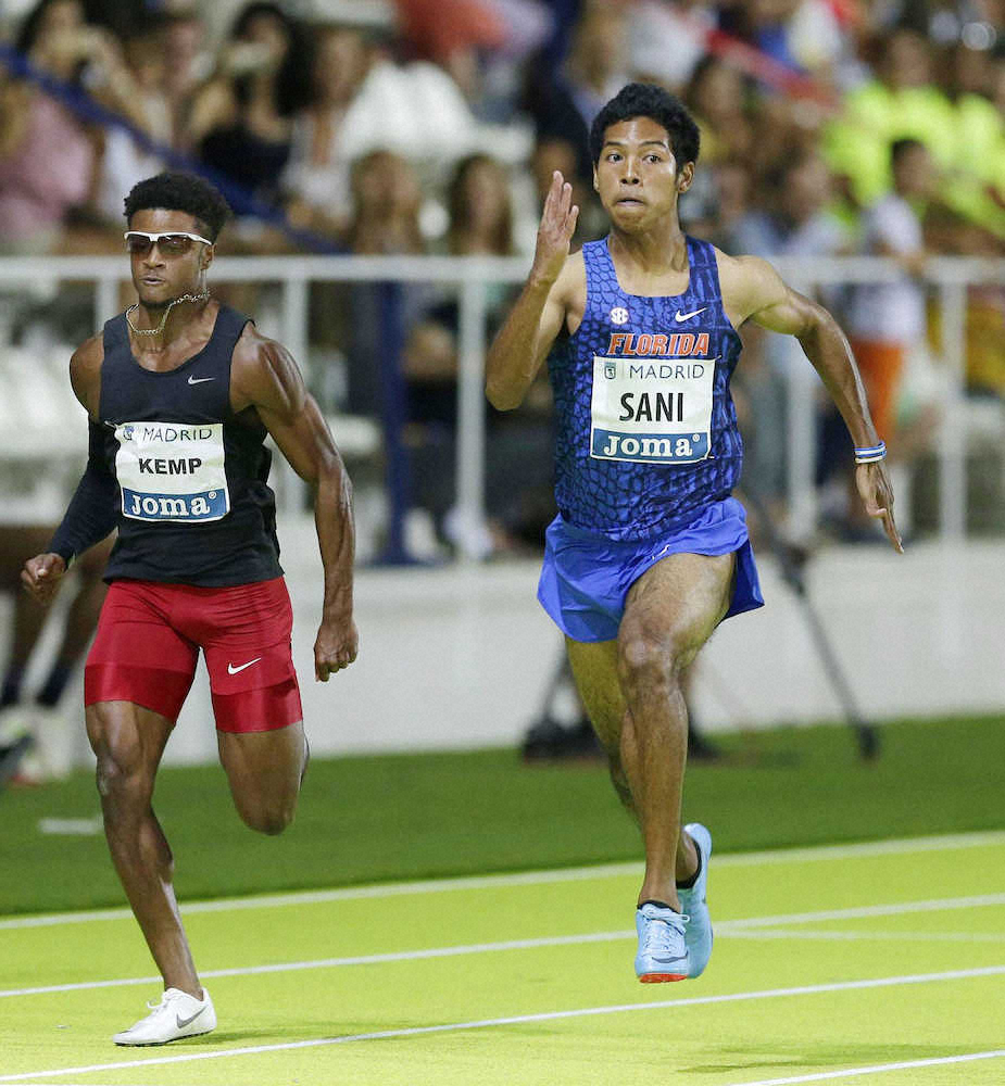 男子100メートル決勝、10秒05で3位に入ったサニブラウン・ハキーム（右）