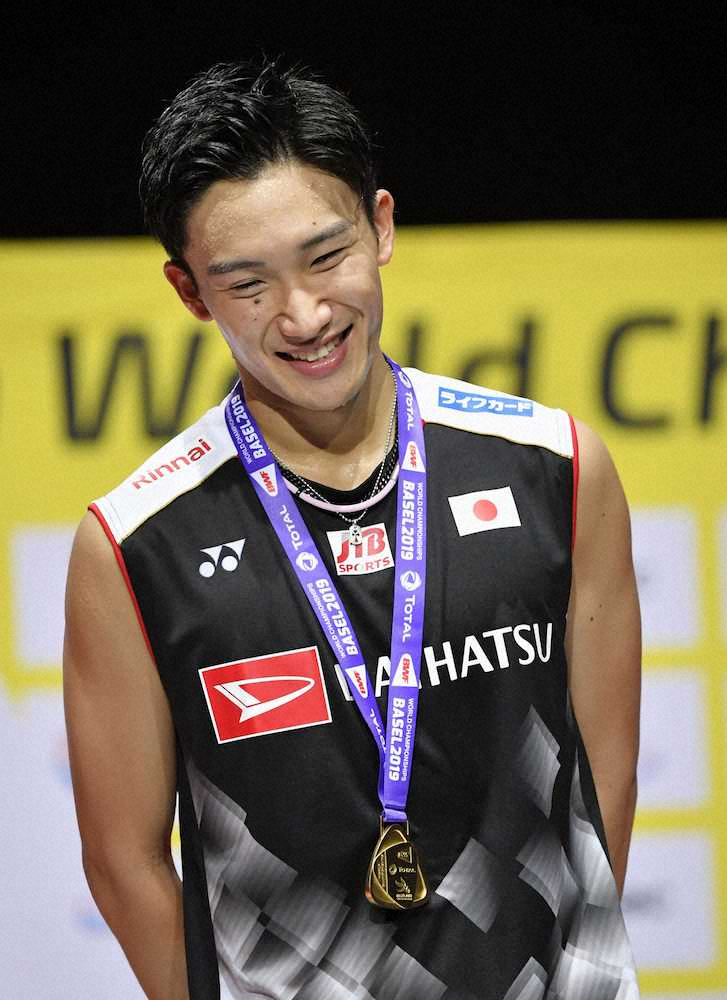 ＜世界バドミントン最終日＞男子シングルスで2連覇を達成し、表彰式で笑顔を見せる桃田賢斗