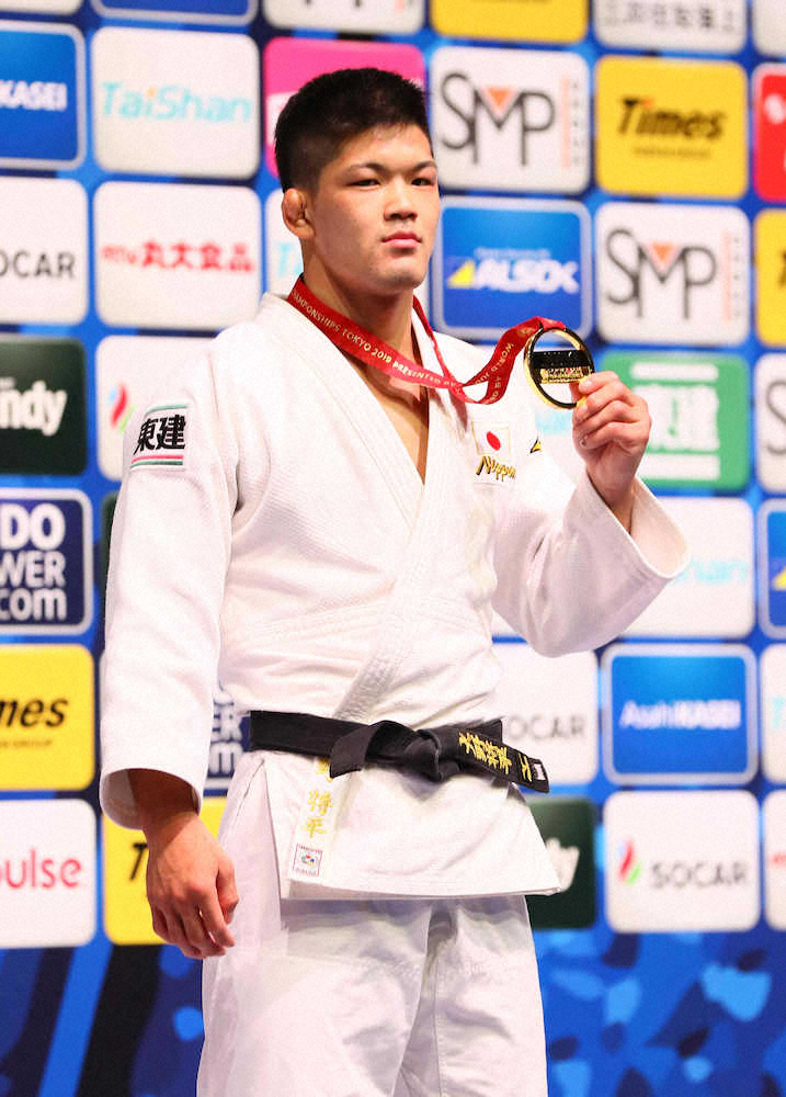 男子73キロ級表彰、金メダルを手にする大野（撮影・会津　智海）