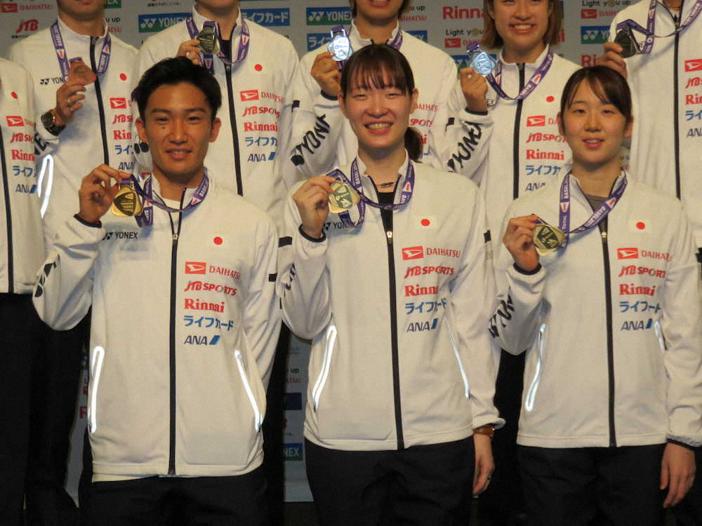 世界選手権で金メダルを獲得して帰国した（左から）男子シングルスの桃田賢斗、女子ダブルス「ナガマツ」の松本麻佑、永原和可那（撮影・中出健太郎）