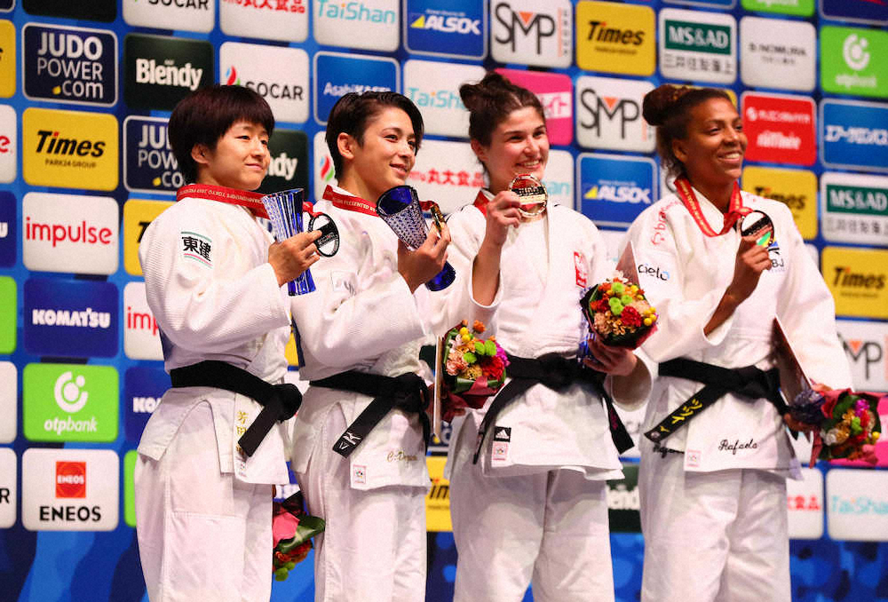 女子57キロ級表彰、銀メダルを手に笑顔を見せる芳田（左）（撮影・会津　智海）