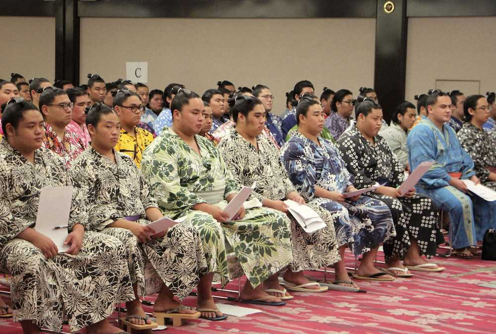 日本相撲協会の研修会に出席した若手力士たち