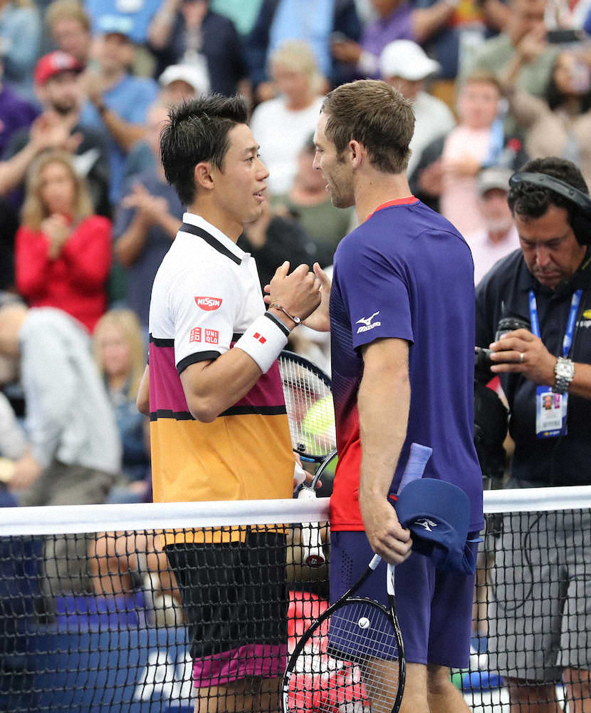 全米オープン第3日 錦織圭 ブラッドレイ クラン 3回戦に駒を進めた錦織圭 左 はクランと健闘をたたえ合う 撮影 小海途 良幹 スポニチ Sponichi Annex スポーツ
