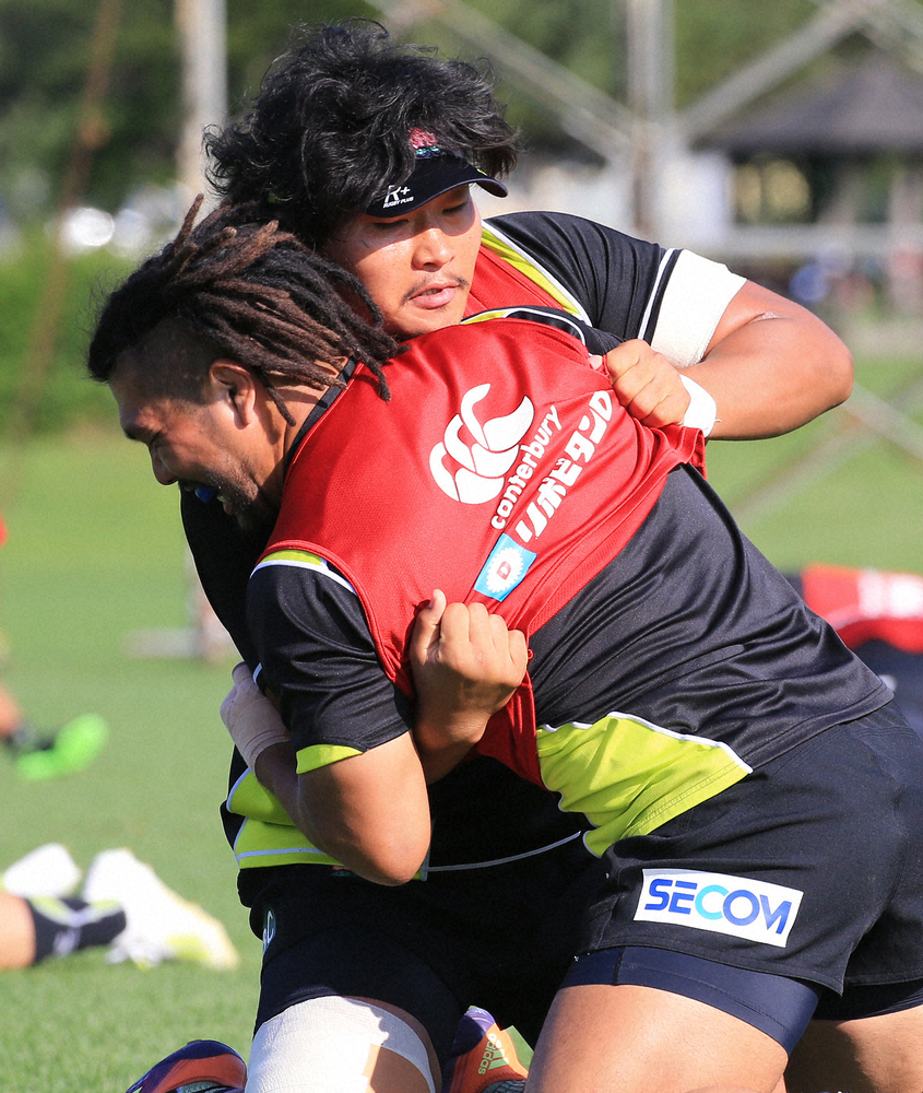 【画像・写真】HO堀江翔太（手前）を倒すPR稲垣啓太