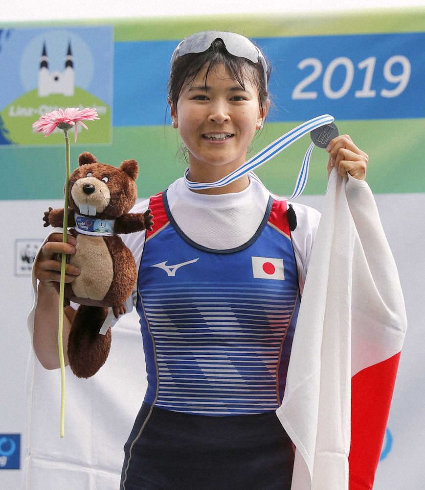 女子軽量級シングルスカルで、銀メダルを獲得し笑顔の冨田千愛