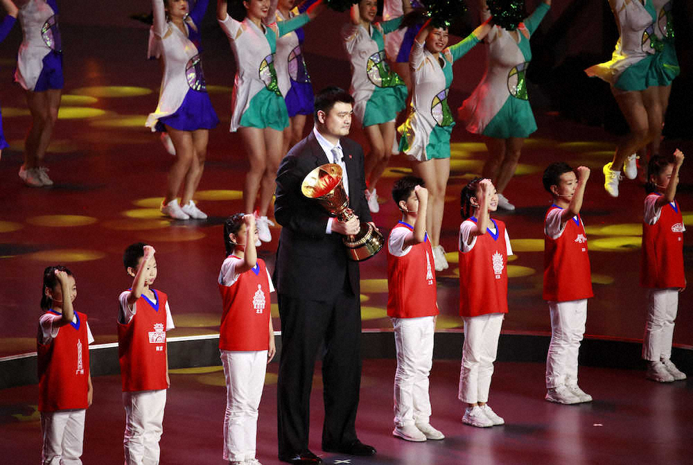 北京で行われたW杯の開会式。優勝トロフィーを持つのはNBA元ロケッツの姚明（AP）