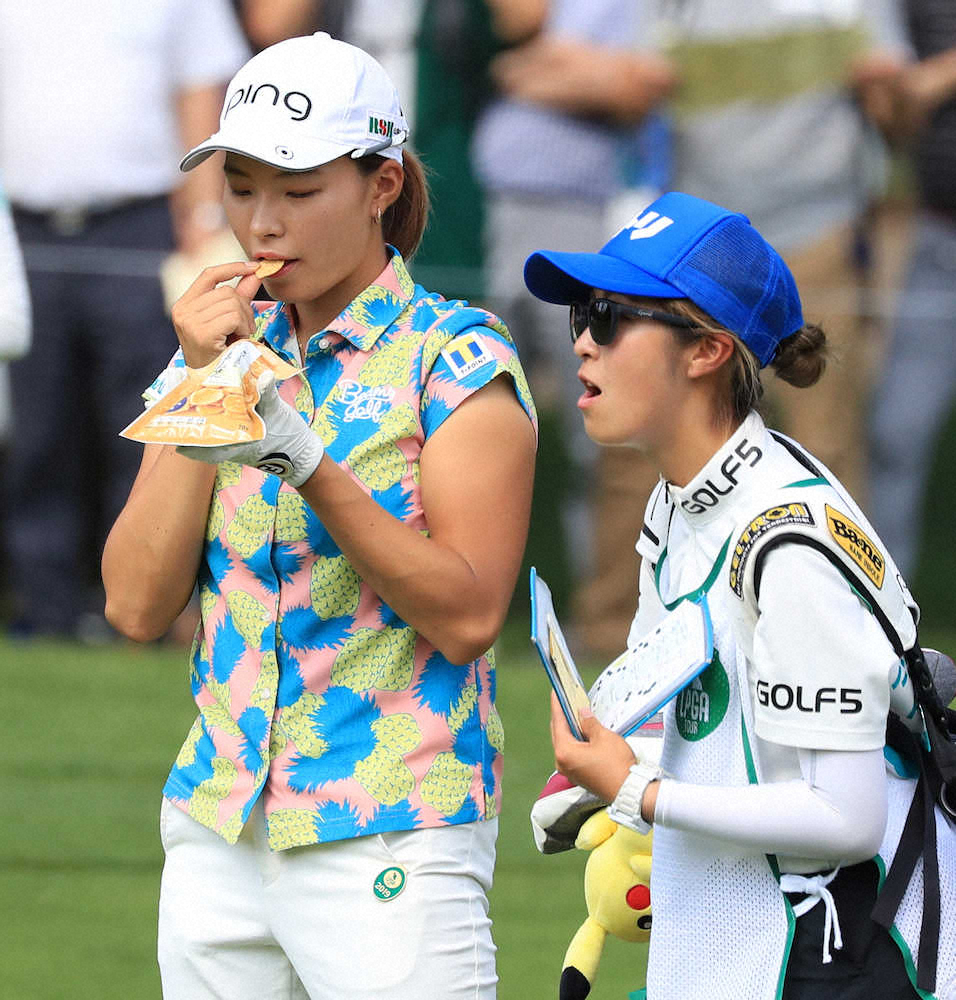 【画像・写真】ニトリ・レディース　雷雲の接近で中断　渋野はバーディーパットで…