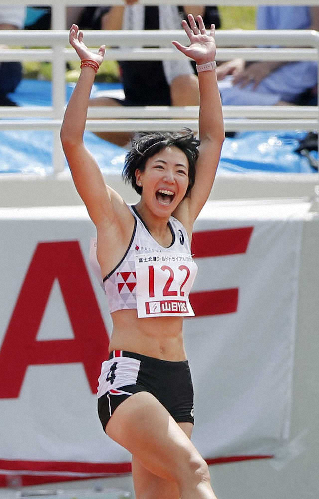 女子100メートル障害で12秒97の日本新をマーク、大喜びする寺田明日香
