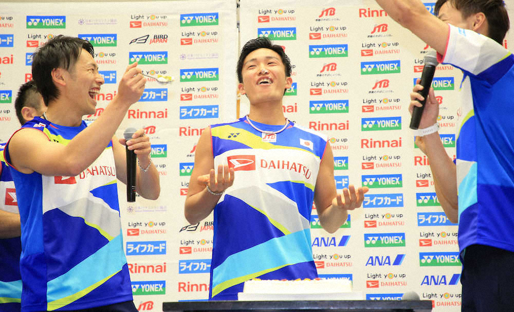 【画像・写真】桃田賢斗にサプライズ・ケーキ　25歳の誕生日迎え「いい1年にできるように」