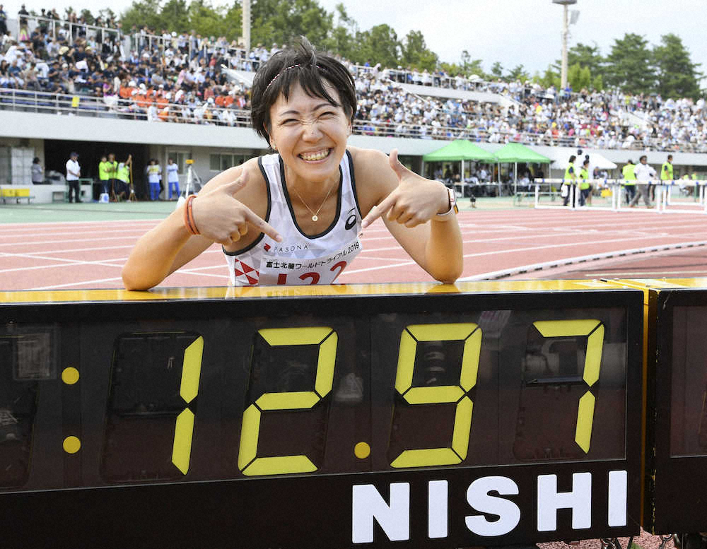 女子100メートル障害で12秒97の日本新をマークし笑顔を見せる寺田明日香