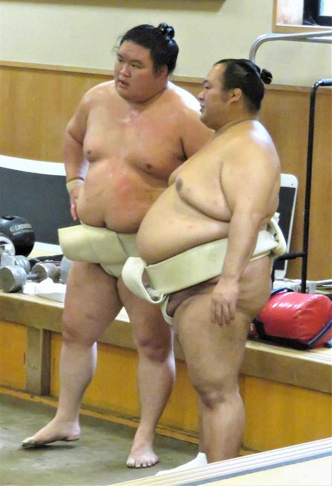 【画像・写真】時津風部屋への出稽古で豊ノ島（右）と言葉を交わす豪栄道