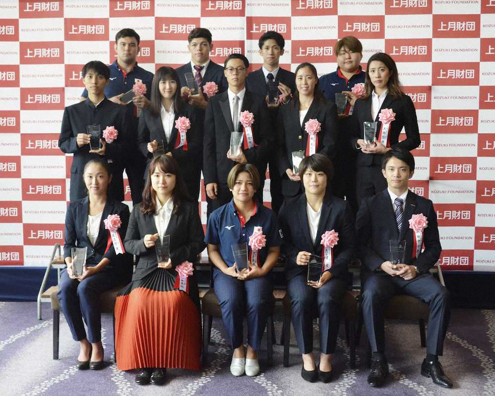　「上月スポーツ賞」を受賞した卓球女子の伊藤美誠（前列左から2人目）ら