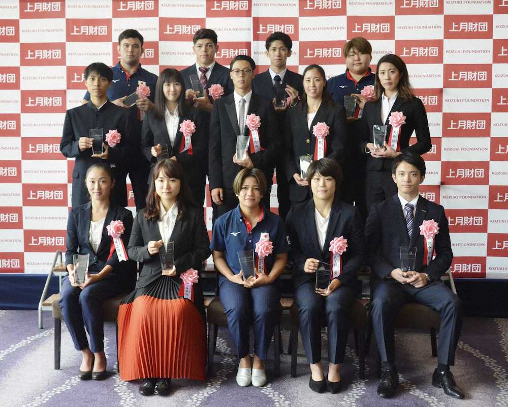 【画像・写真】　「上月スポーツ賞」を受賞した卓球女子の伊藤美誠（前列左から2人目）ら