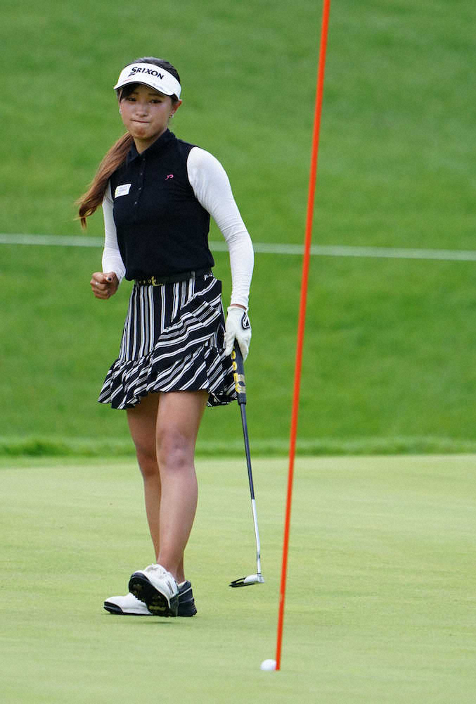 【画像・写真】5番、バーディーパットを決めガッツポーズする臼井麗香（撮影・沢田　明徳）