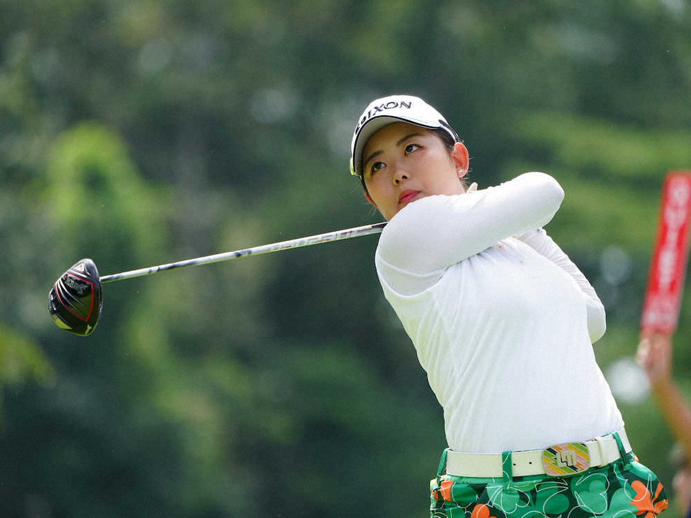 【画像・写真】4番、ティーショットを放つ浅井咲希（撮影・沢田　明徳）