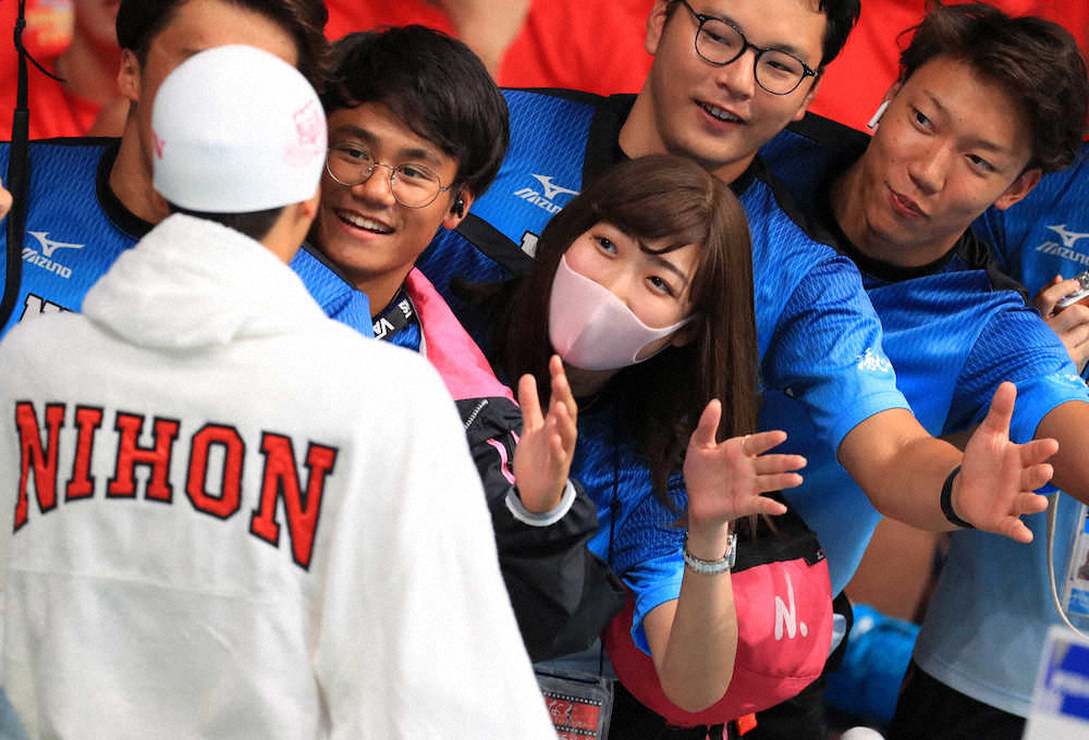 日本学生選手権で競技に向かうチームメイトをハイタッチで送り出す池江璃花子（中央）ら日大競泳陣（撮影・白鳥　佳樹）