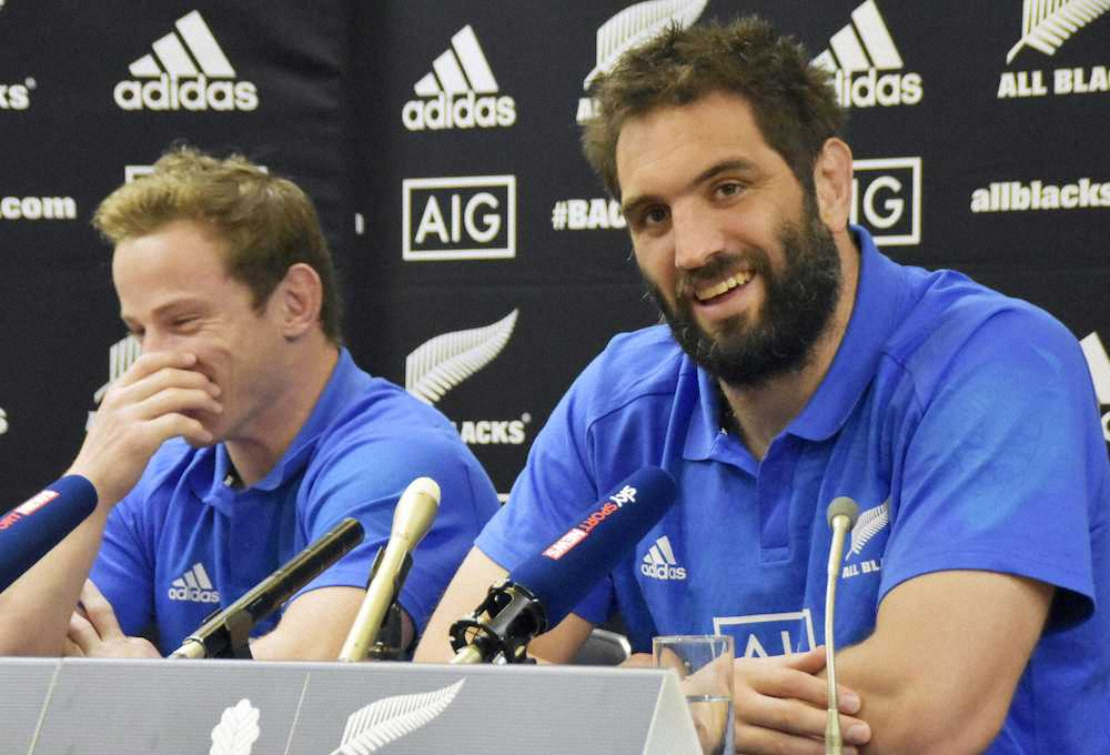 記者会見するラグビーのニュージーランド代表ホワイトロック（右）とウェバー