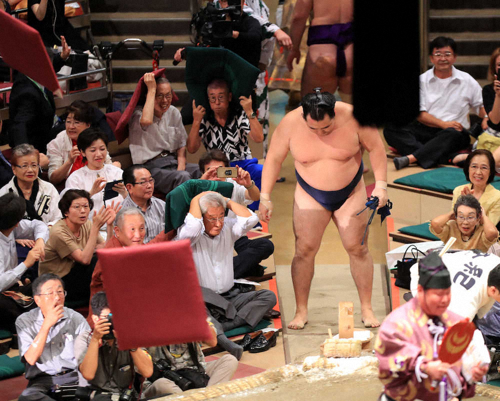 大相撲秋場所5日目 座布団が舞う中 花道を引き揚げる 敗れた鶴竜 撮影 久冨木 修 スポニチ Sponichi Annex スポーツ