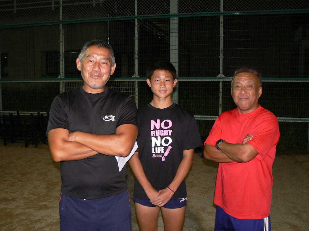 ラグビースクール・伏見クラブジュニアの（左から）坪井監督、吉田主将、中島コーチ
