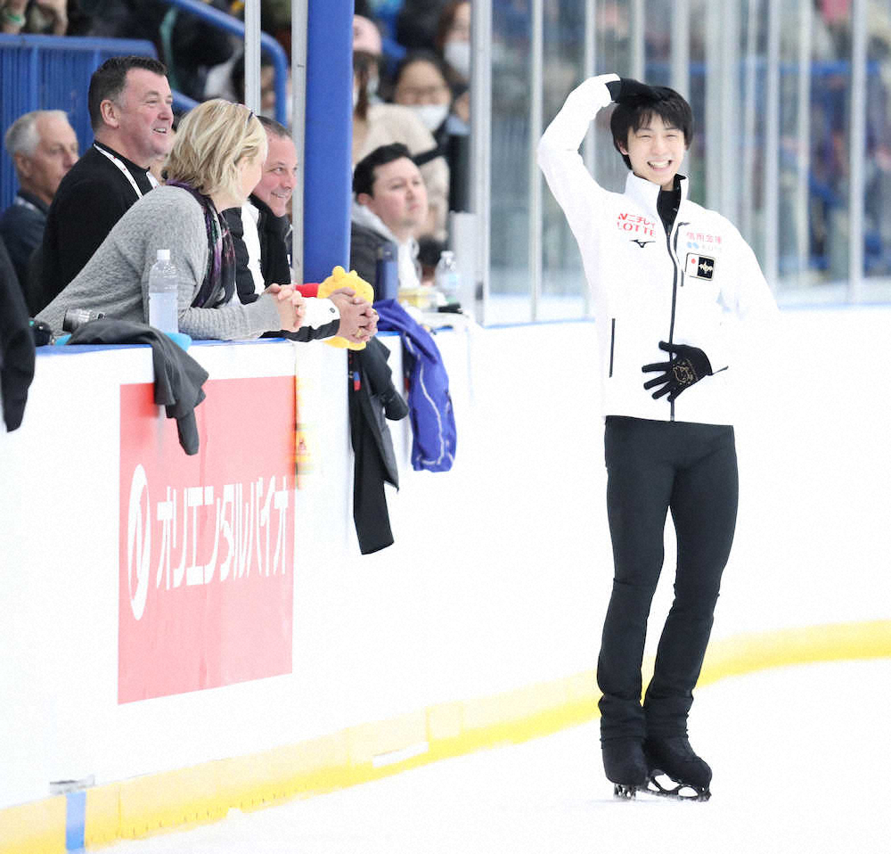 【画像・写真】コーチ陣と笑顔で話をする羽生結弦（右）撮影・小海途　良幹