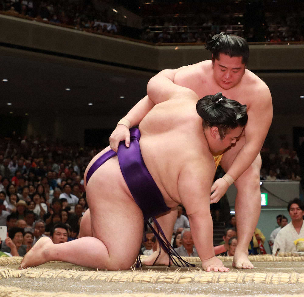【画像・写真】貴景勝に今場所初めて土をつけた遠藤（右）（撮影・郡司　修）　