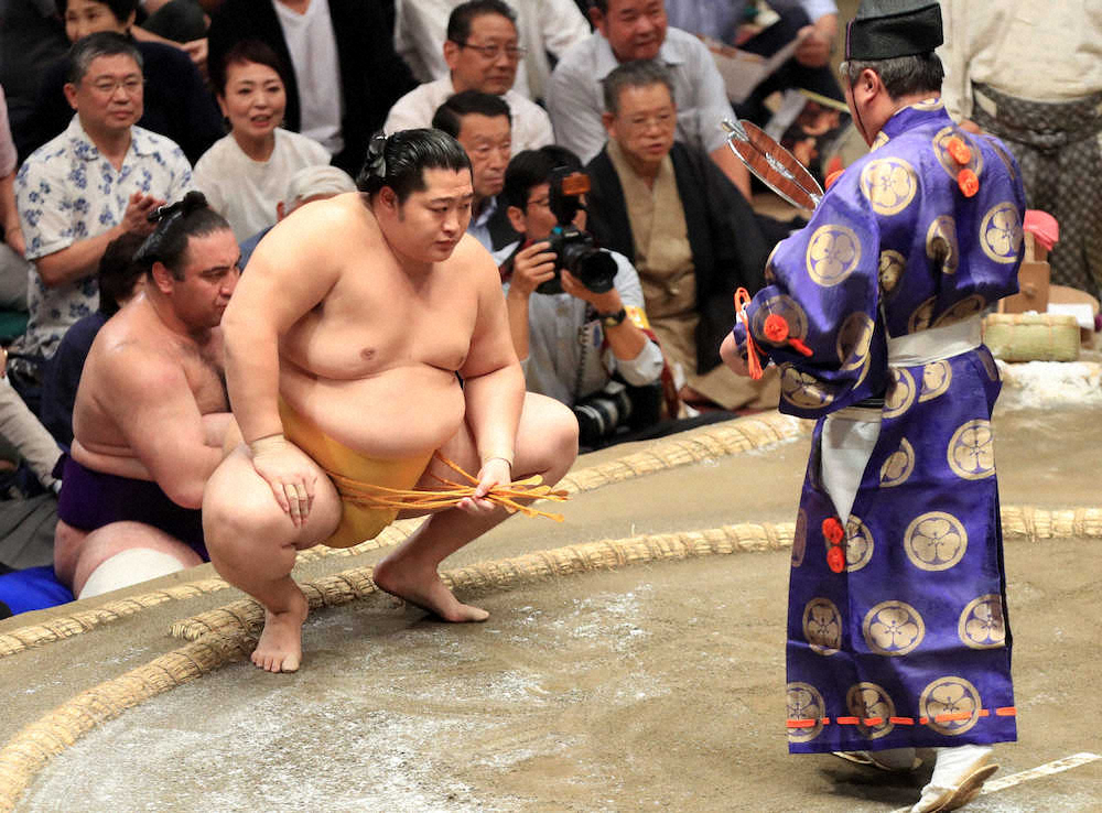 【画像・写真】勝ち名乗りを受ける遠藤（撮影・久冨木　修）　