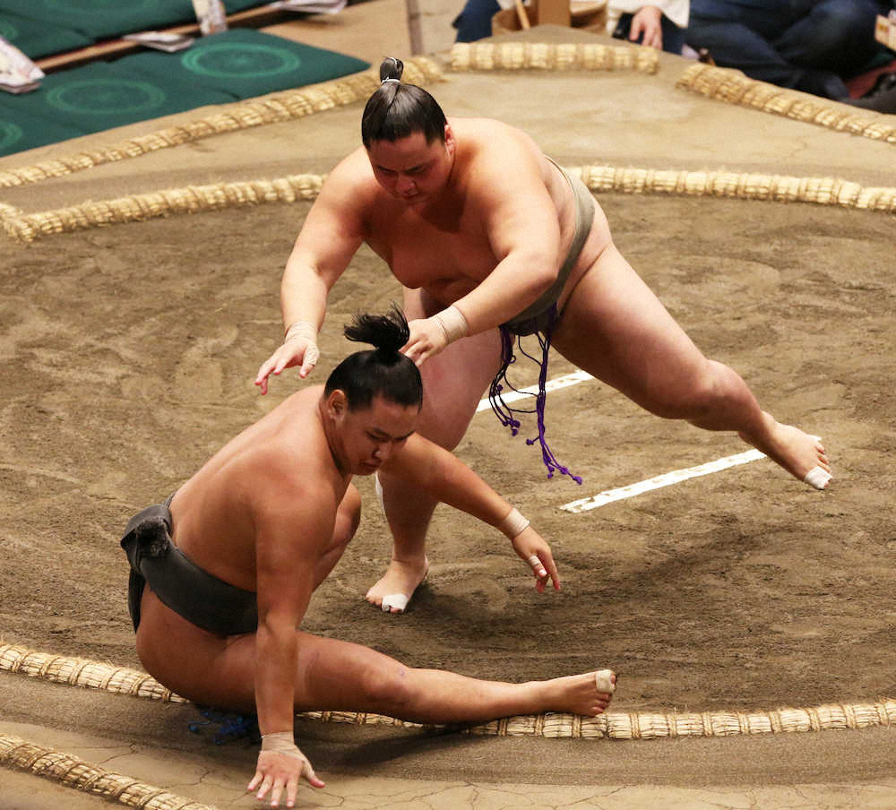 ＜大相撲秋場所7日目＞突き倒しで琴手計（右）に敗れた豊昇龍（撮影・西海健太郎）