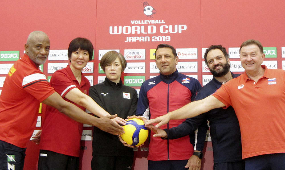 バレーボール女子W杯開幕を前に記者会見し、写真撮影に応じる日本の中田久美監督（中央左）ら
