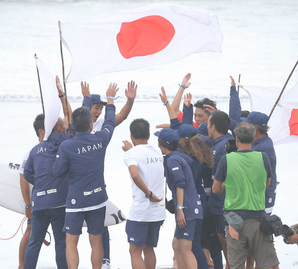 ＜2019WORLD　SURFING　GAMES＞敗者復活9回戦を突破した村上舜（右から4人目）は日本代表の選手たちと喜ぶ（撮影・岡田　丈靖）