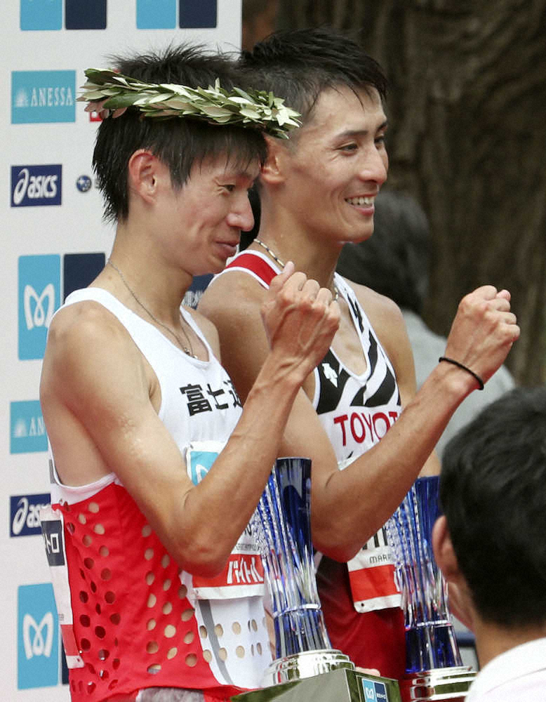 2020年東京五輪のマラソン日本代表に決まり、笑顔でポーズをとる優勝した中村匠吾（左）と2位の服部勇馬