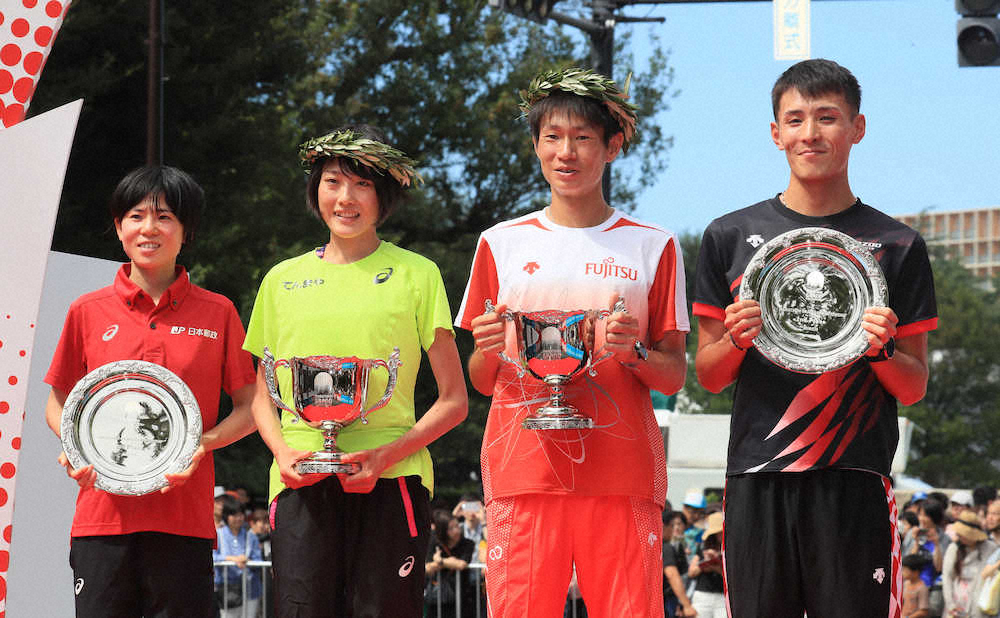 【画像・写真】東京五輪代表に内定した4人。（左から）女子2位の鈴木亜由子、女子優勝の前田穂南、男子優勝の中村匠吾、男子2位の服部勇馬（撮影・尾崎　有希）