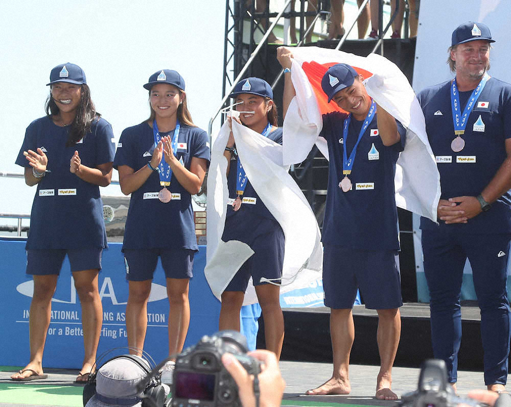 ＜2019WORLD　SURFING　GAME＞総合3位に入った日本代表の（左から）前田マヒナ、脇田紗良、松田詩野、村上舜は笑顔を見せる（撮影・岡田　丈靖）