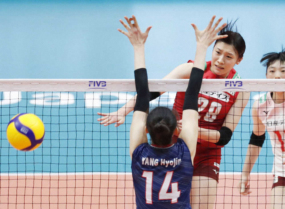 【画像・写真】日本―韓国　第1セット、スパイクを放つ石川