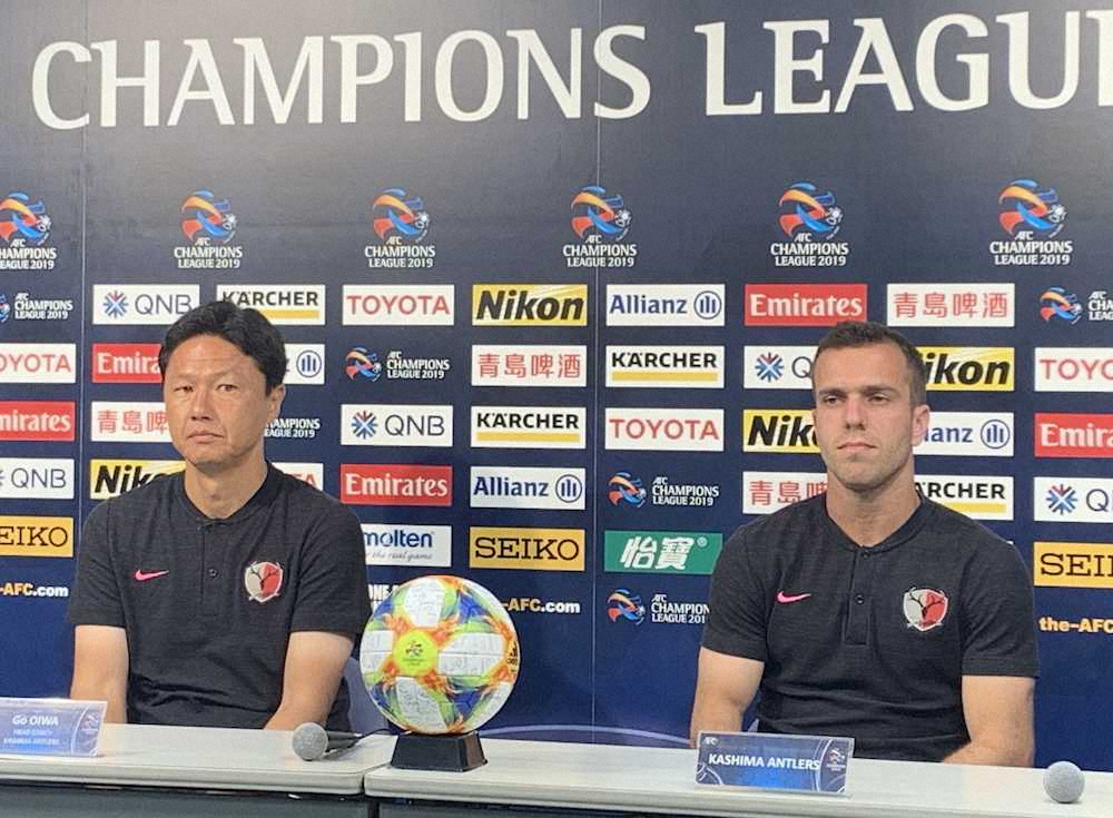 【画像・写真】前日会見に出席する大岩監督（左）とセルジーニョ