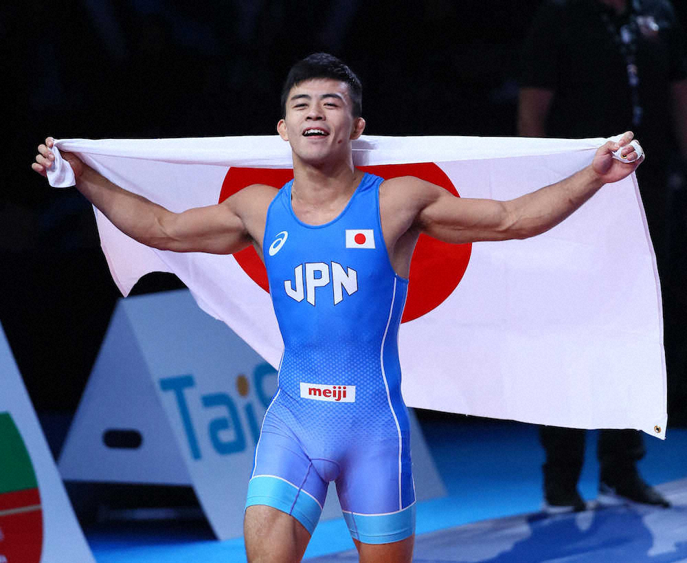 【画像・写真】男子グレコローマン60キロ決勝、優勝し日の丸を掲げる文田（撮影・会津　智海）