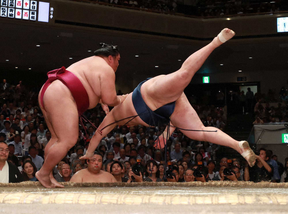 【画像・写真】物言いに驚きも…御嶽海、2敗死守「誰よりも緊張する相手」玉鷲を撃破