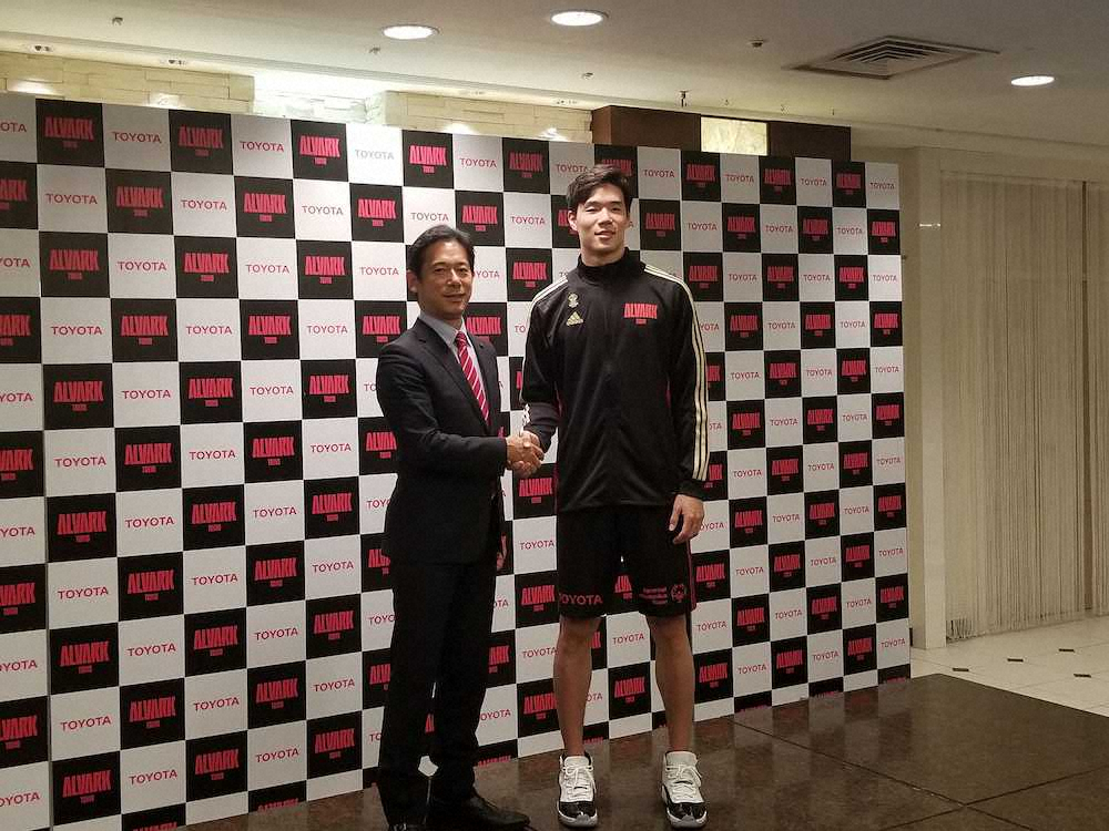 NBAマーベリックスとの契約内定した馬場雄大（右）はA東京の林邦彦社長と握手