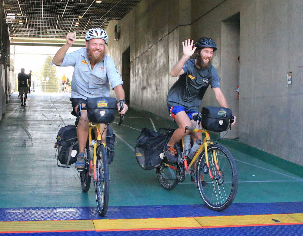 トゥイッケナムから自転車でホイッスルを運ぶジェームス（右）とロン（撮影・吉田　剛）
