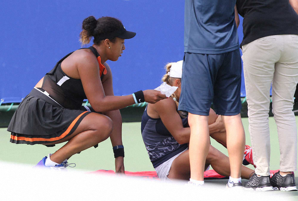 【画像・写真】大坂なおみ　相手のプティンツェワ負傷で駆け寄り気遣い「心配だった」