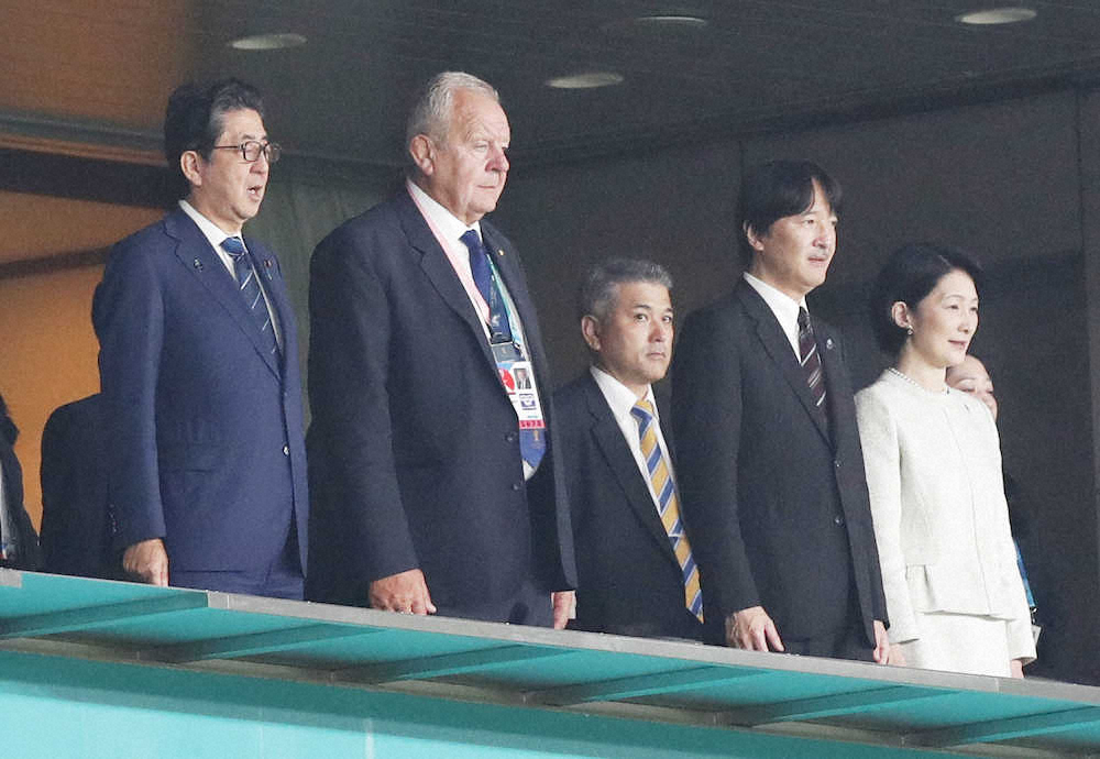 ラグビーW杯開幕戦の観戦する秋篠宮ご夫妻（右）と（左から）安倍首相、ワールドラグビーのビル・ボーモント会長