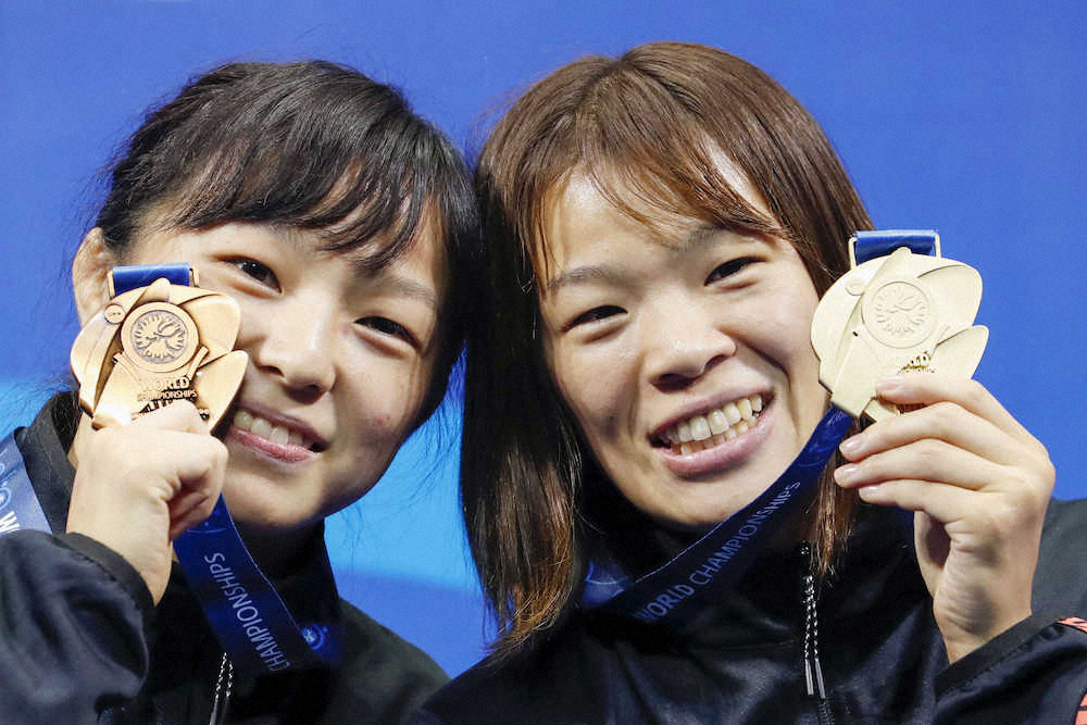 姉妹でメダルを手にする女子57キロ級金の川井梨紗子（右）と62キロ級銅の妹友香子