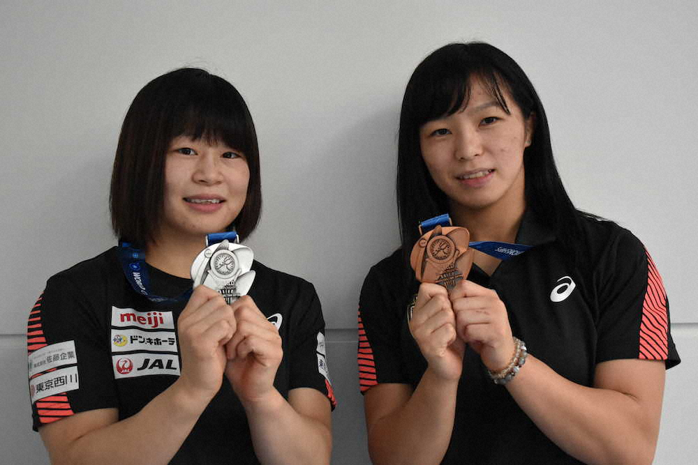 メダルを掲げる向田（左）と川井友