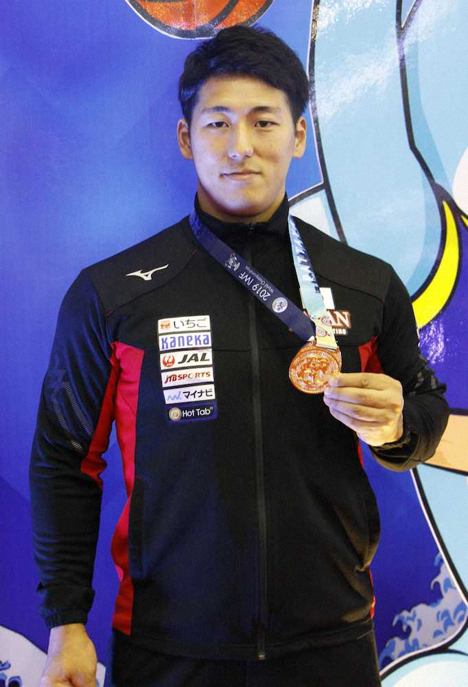 男子89キロ級のジャークで1位となり、金メダルを手にする山本