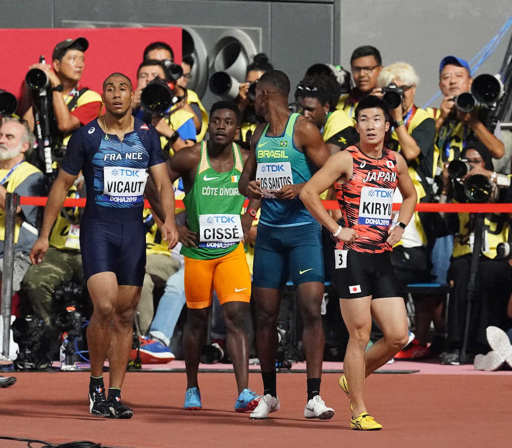 ＜世界陸上初日＞男子100メートル予選、レースを終え引き揚げる桐生祥秀（右）（撮影・小海途　良幹）