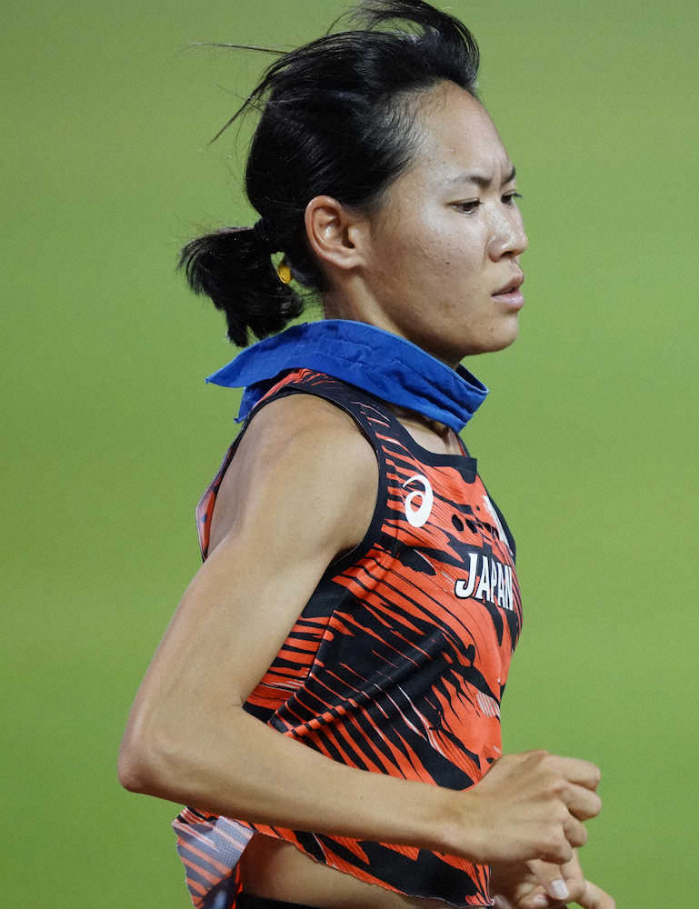 世界陸上練習 暑熱対策で首に濡れタオルを巻いて走る女子マラソンの池満綾乃 撮影 小海途 良幹 スポニチ Sponichi Annex スポーツ