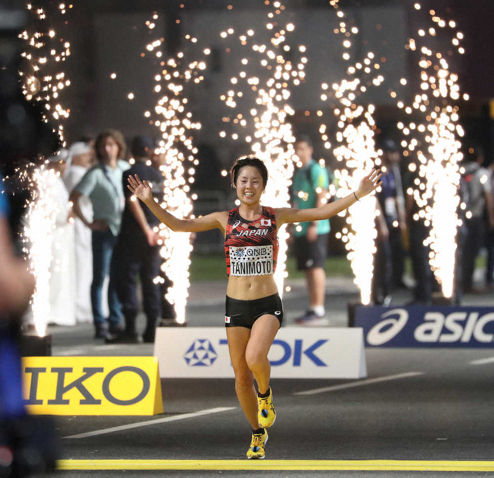 ＜世界陸上初日＞女子マラソン、7位入賞の谷本観月は笑顔でゴールに駆け込む（撮影・小海途　良幹）